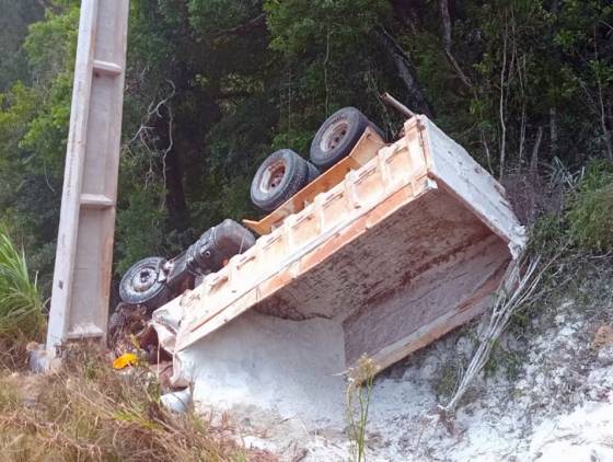 Caminhoneiro morre em capotamento em estrada vicinal de Vitorino
