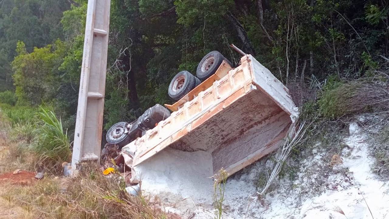 Caminhoneiro morre em capotamento em estrada vicinal de Vitorino