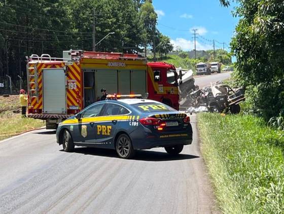 Tragédia na BR-163: Colisão frontal causa duas mortes em Barracão