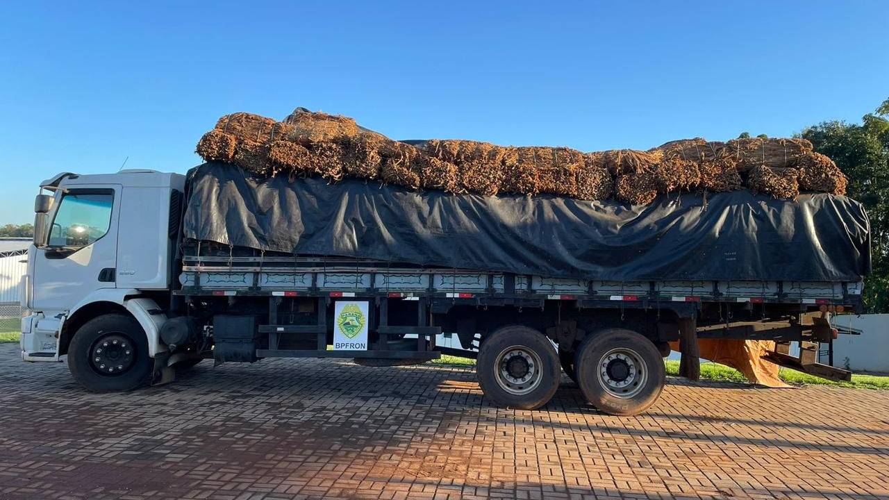 BPFRON apreende caminhão carregado com fumo em Santo Antônio do Sudoeste