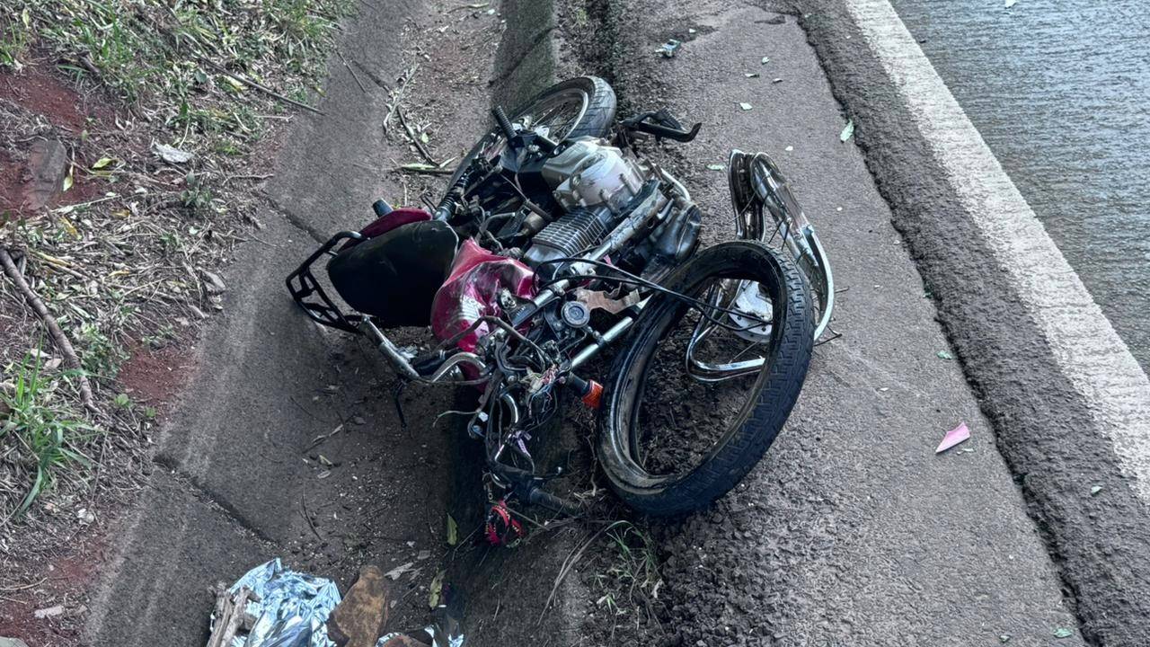 Jovem motociclista morre em colisão com carreta na PR-182 em Ampére