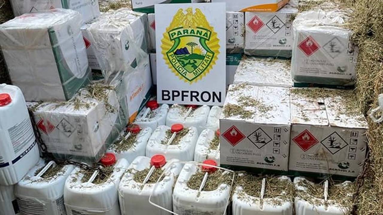 BPFRON apreende caminhão carregado com cigarros e agrotóxicos em Santo Antônio do Sudoeste