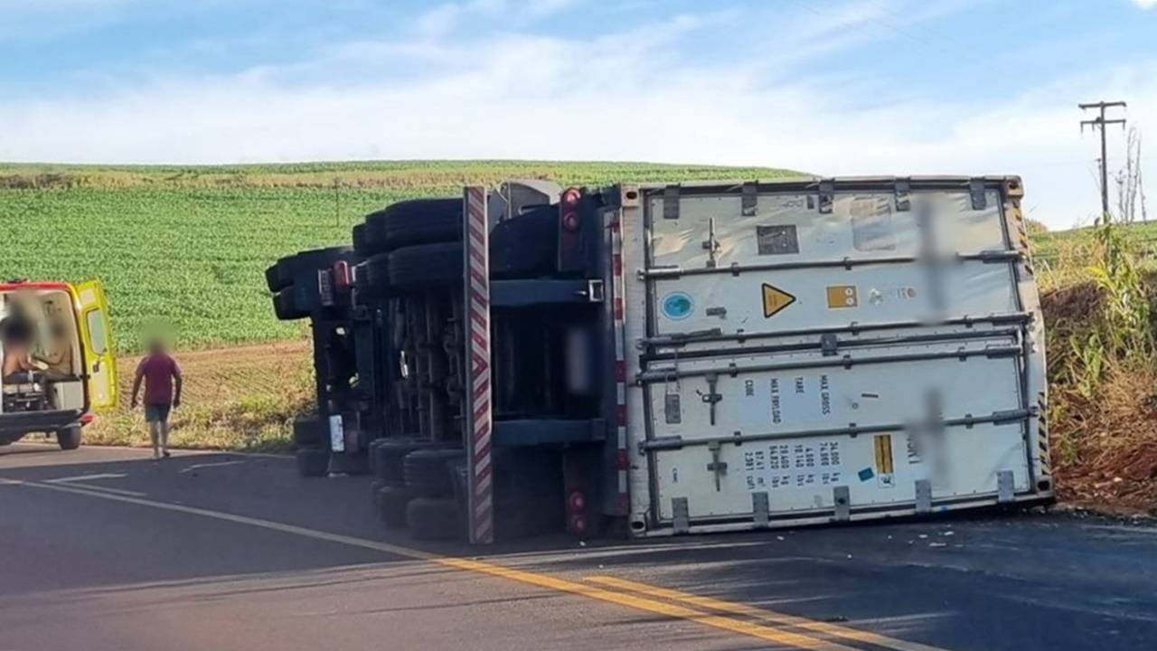 Caminhão câmara fria tomba na PR-493 entre Itapejara D’Oeste e Pato Branco