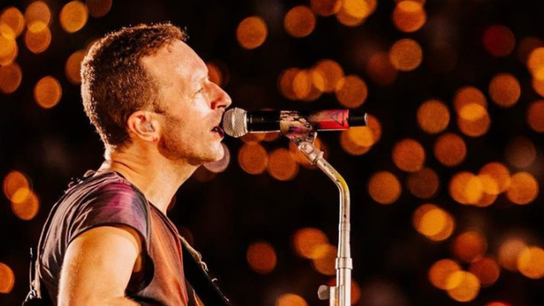 Chris Martin, do Coldplay, pede para fãs devolverem as pulseiras: "São caras"