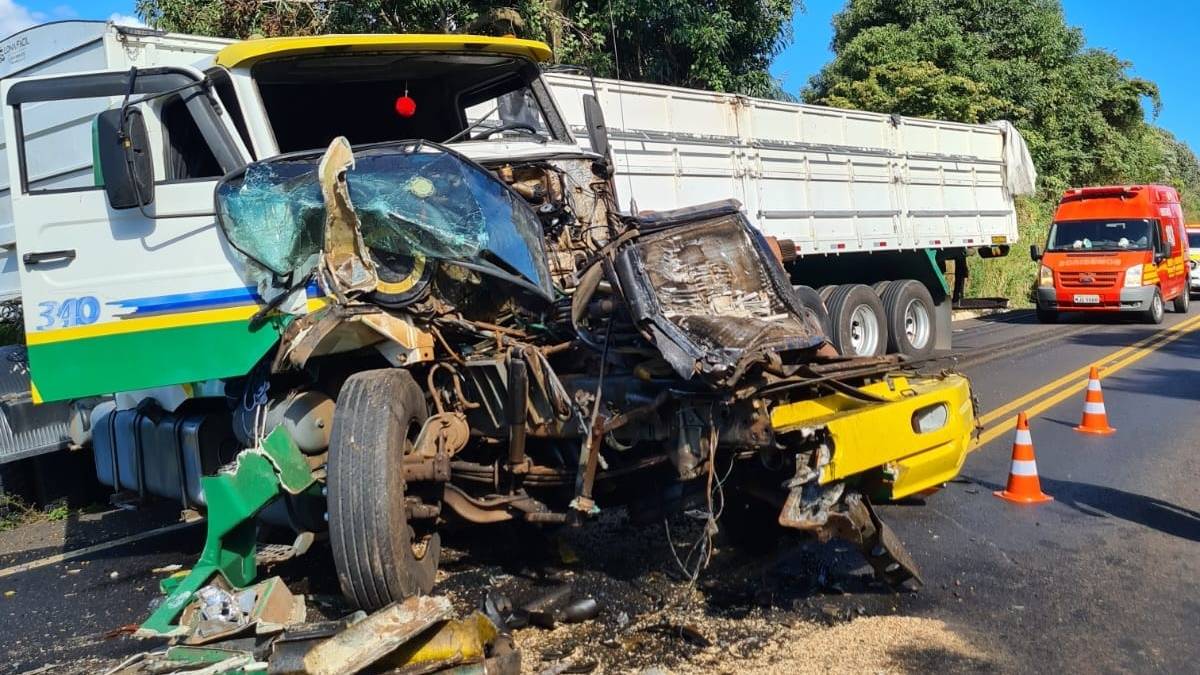 Engavetamento entre caminhões e automóvel deixa três pessoas feridas em Abelardo Luz