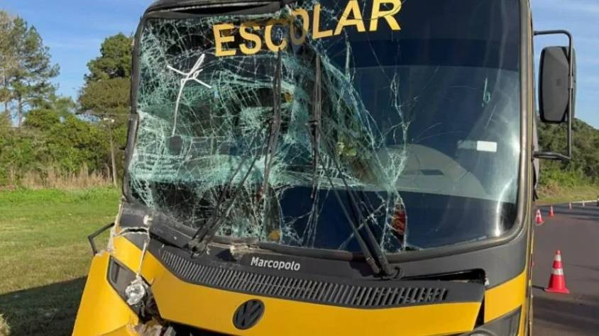 Ônibus escolar colide com carreta na BR-158 e deixa feridos