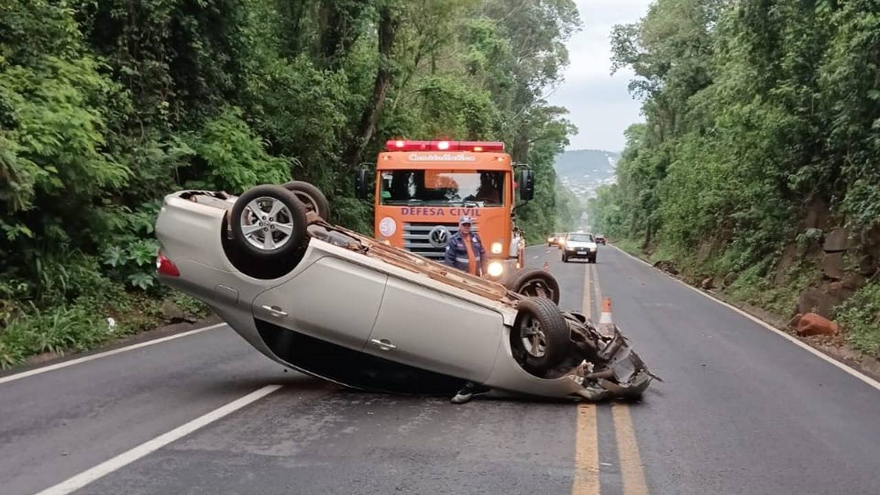 Saída de pista seguida de capotamento é registrada na PR-281 em Salto do Lontra