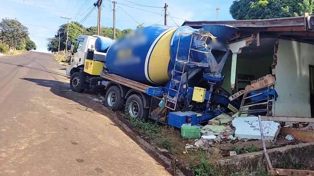 Caminhão carregado com concreto invade residência após apresentar problemas mecânicos em Chopinzinho