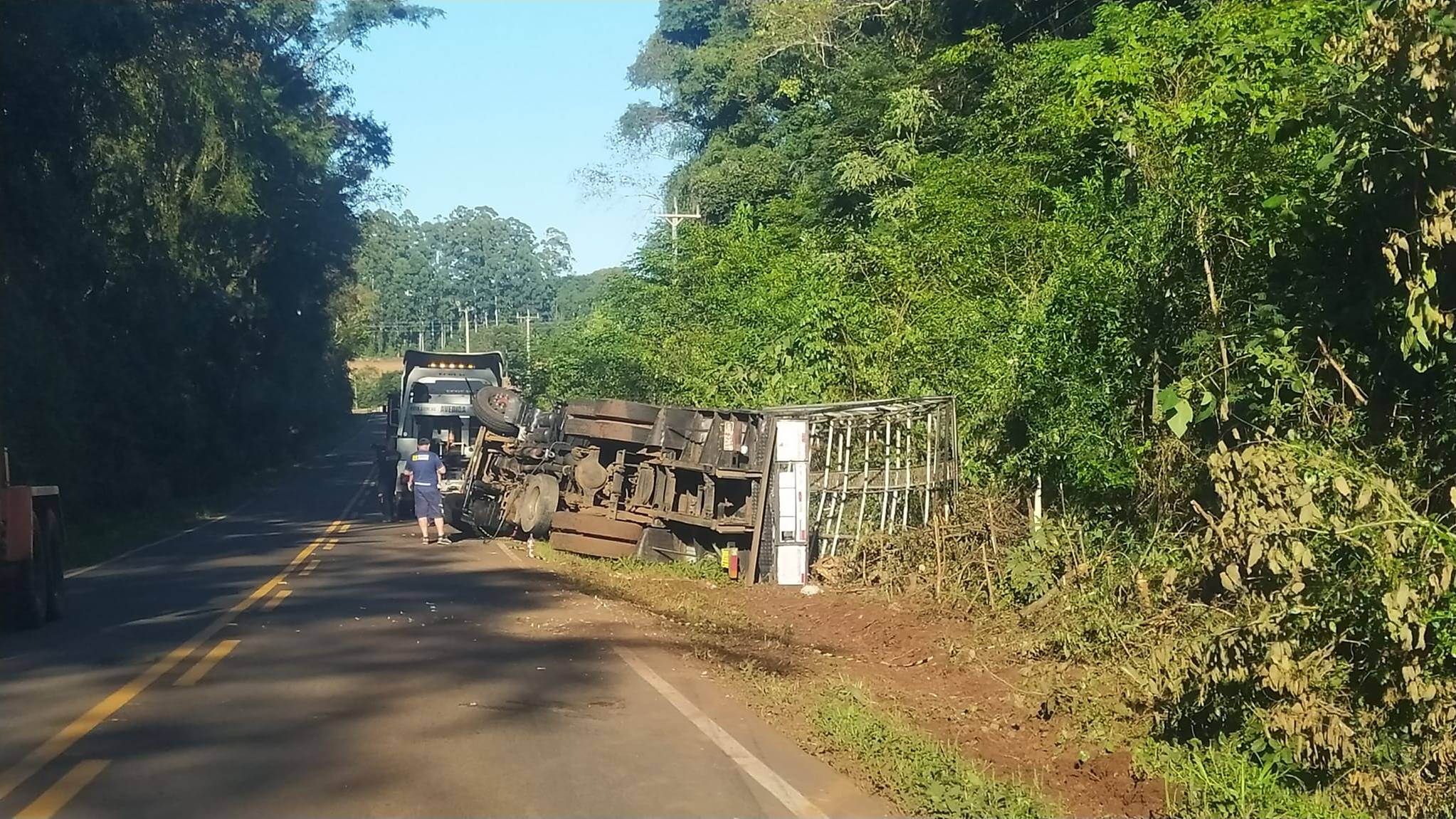 Caminhão sai da pista e acaba tombando na PR-473 no sentido Cruzeiro do Iguaçu a Dois Vizinhos