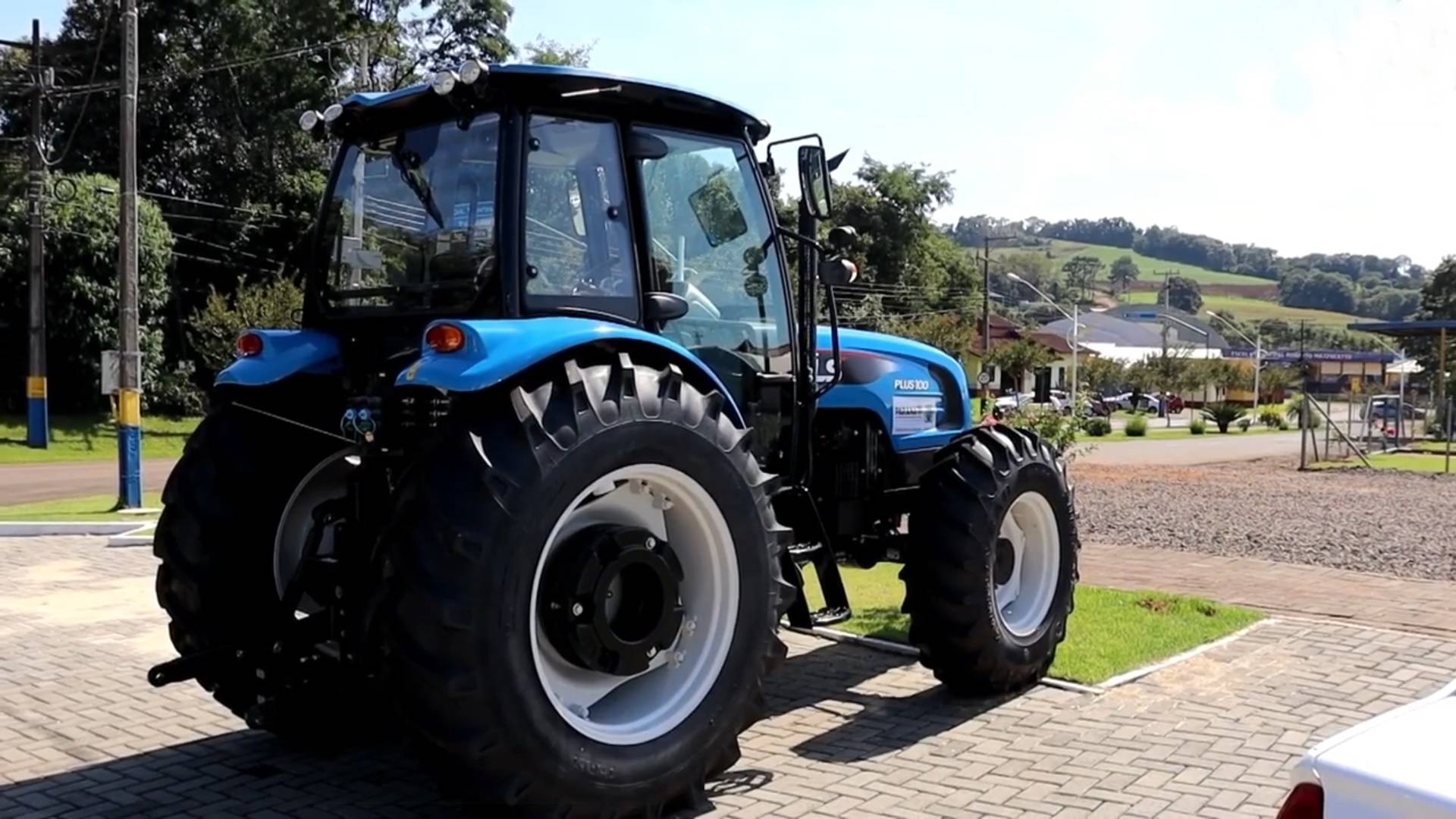 Município de Bom Jesus do Sul recebe novo trator agrícola