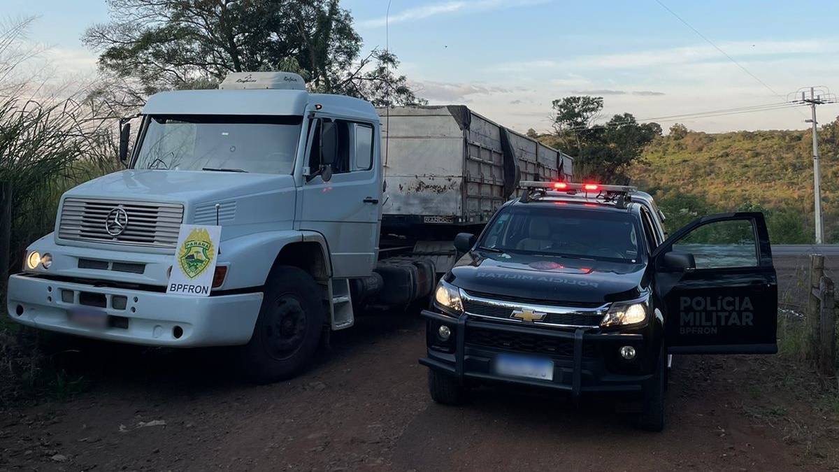 BPFRON apreende carreta carregada com cigarro em Santo Antônio do Sudoeste