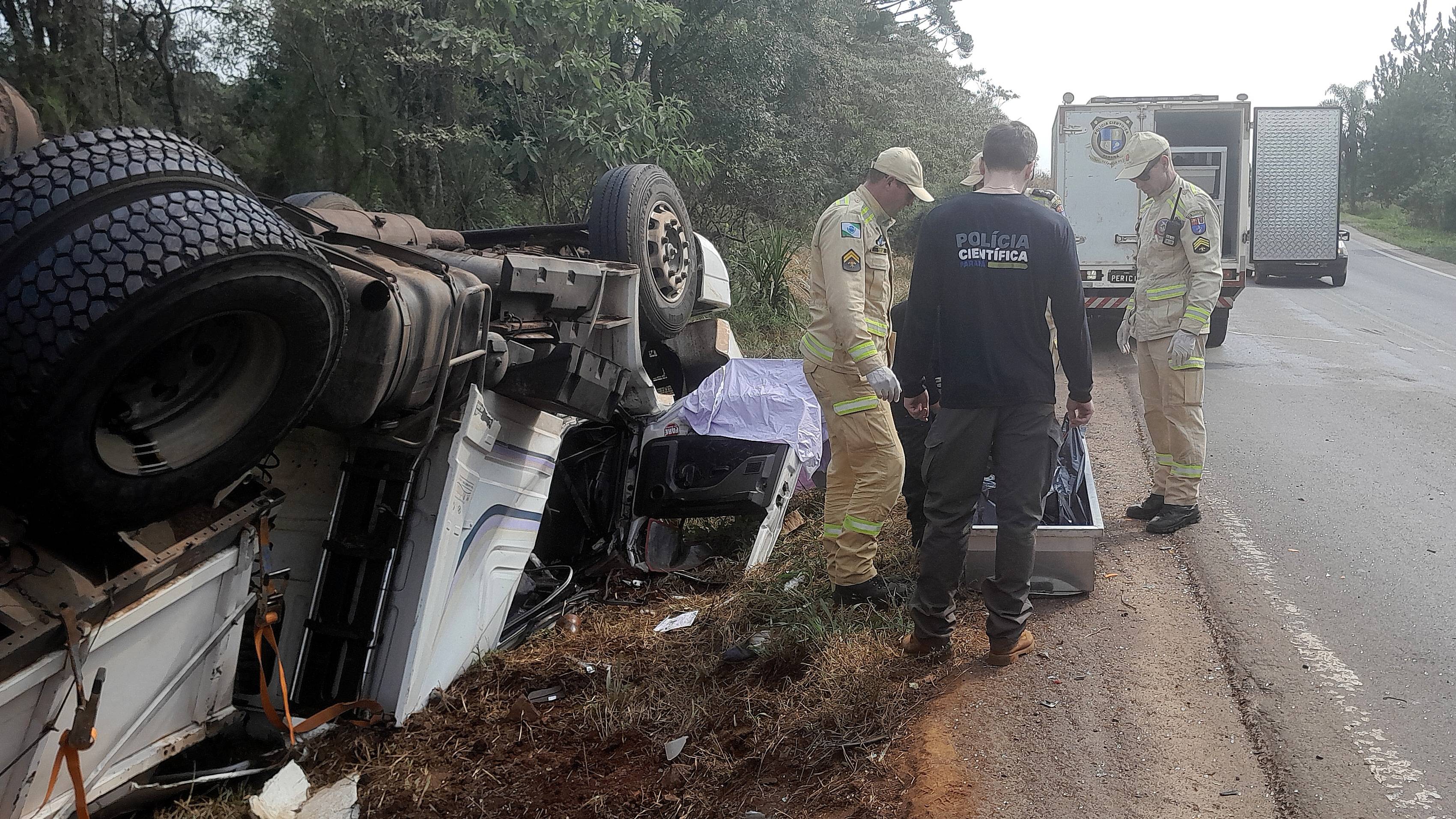 Homem morre após carreta perder o controle em curva na BR-280