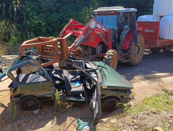 Grave acidente envolvendo carro e trator deixa duas pessoas feridas em Guaraciaba