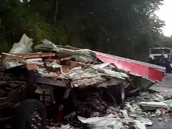 Colisão entre caminhões causa estragos na BR-163, em Pérola d'Oeste