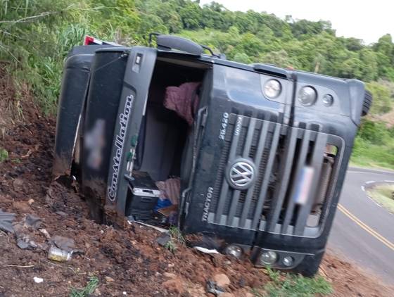 Caminhão com equipe de rally tomba na PR-481 e motorista é ejetado