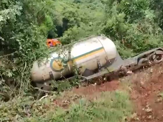 Carreta sai da pista e despenca em ribanceira na PR-182; motorista fica gravemente ferido