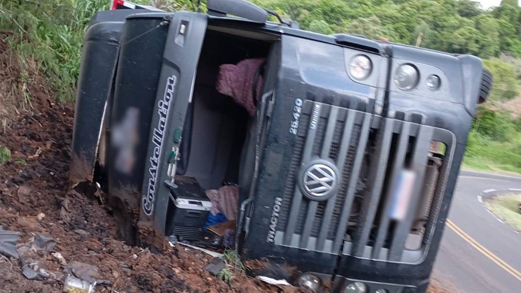 Caminhão com equipe de rally tomba na PR-481 e motorista é ejetado