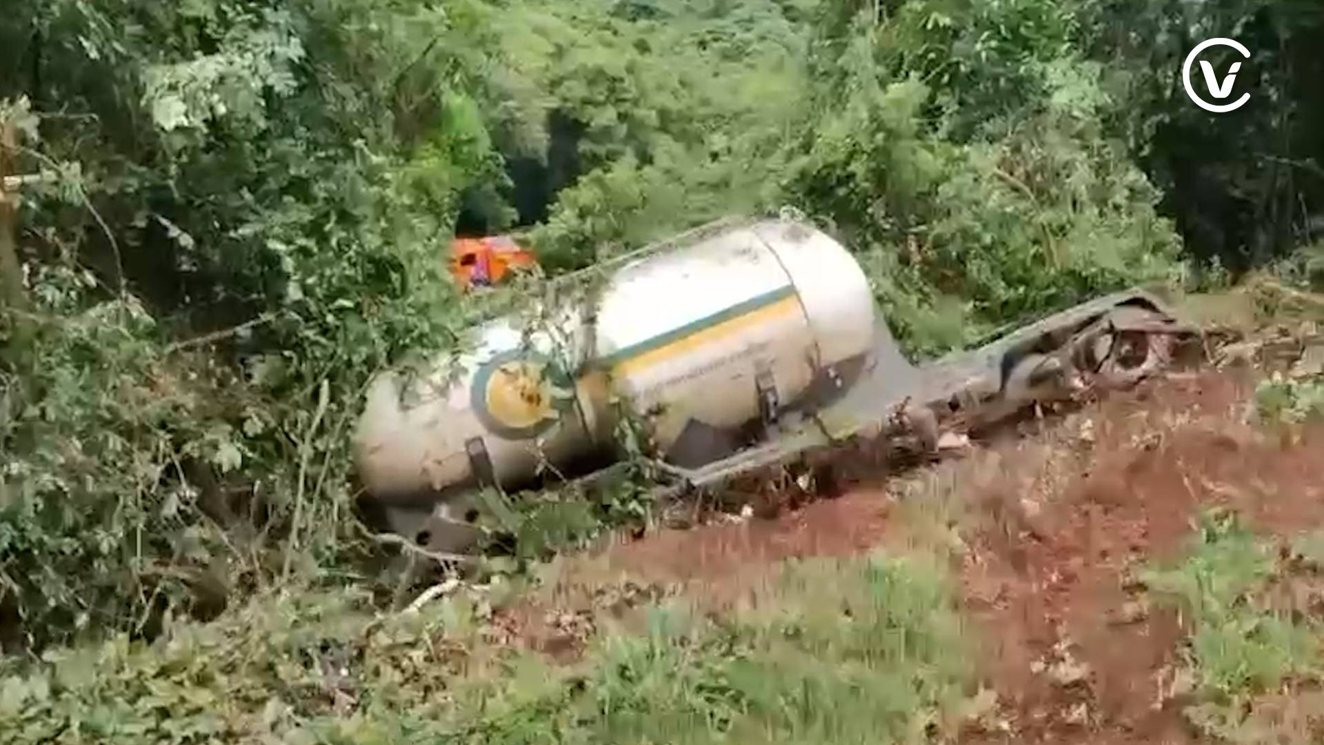 Carreta sai da pista e despenca em ribanceira na PR-182; motorista fica gravemente ferido