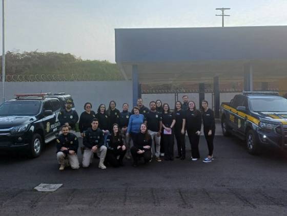 PRF e Delegacia da Mulher fazem comando educativo em referência ao Agosto Lilás em Pato Branco