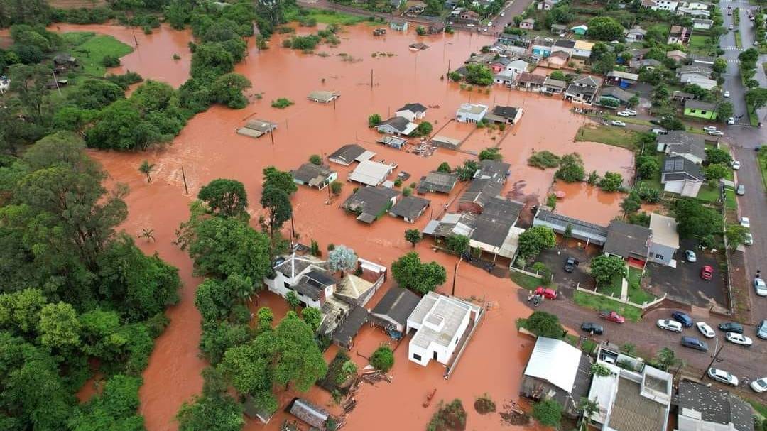 Santa Izabel do Oeste: Grande volume de chuva alaga ruas e casas