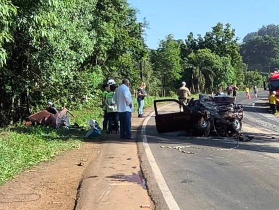 Três pessoas perdem a vida após violenta colisão entre carro de passeio e caminhão na SC-157