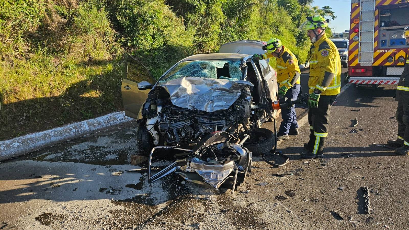 Colisão frontal na BR-282 deixa um morto e quatro feridos em Cordilheira Alta