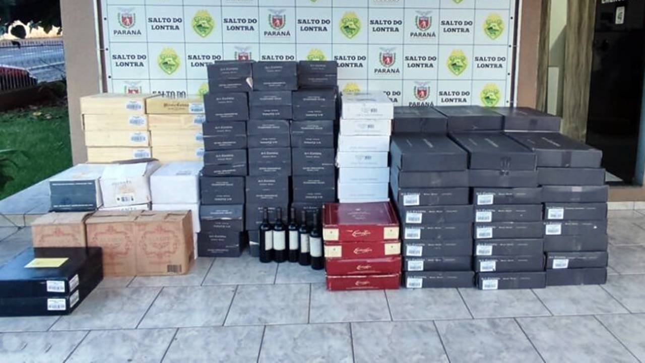 Três veículos carregados com caixas de vinhos da Argentina são apreendidos durante operação da PM