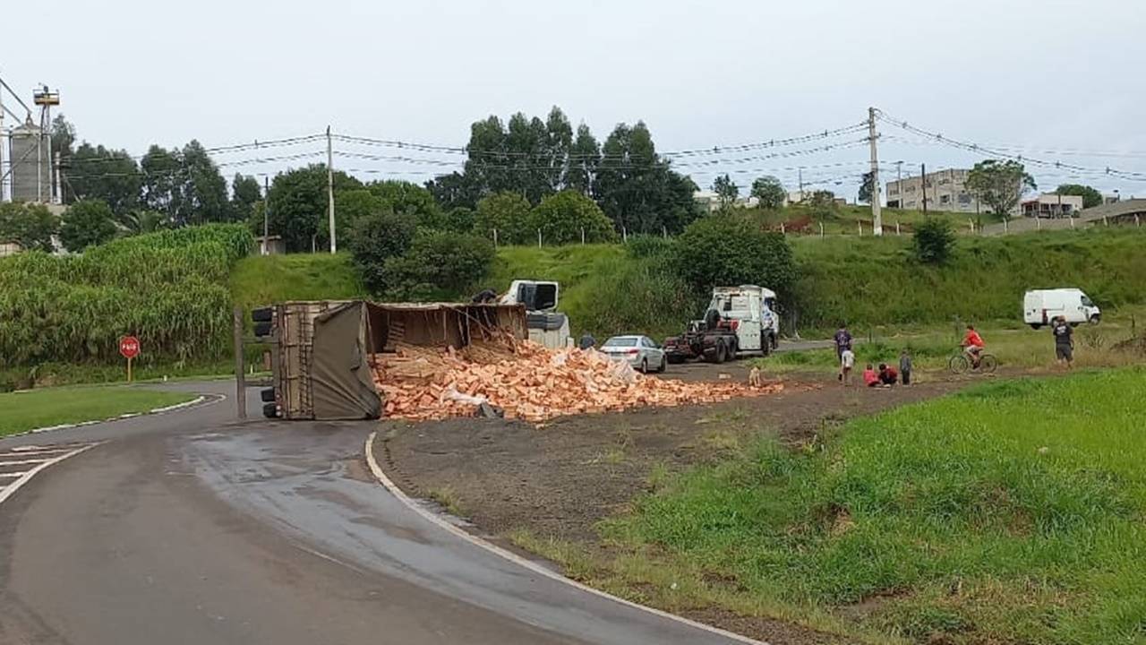 Carreta carregada com tijolos tomba no trevo da PR-483 em Francisco Beltrão