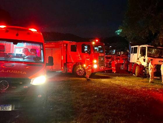 Três pessoas ficam feridas em acidente envolvendo dois caminhões na PR-562 em Coronel Vivida